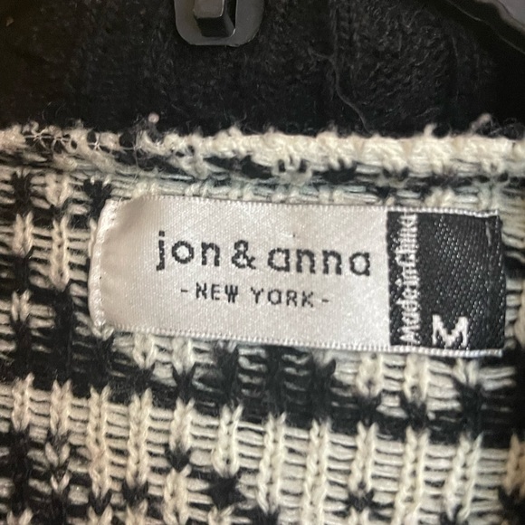Black and white printed sweater. Brand Jon & Anna - Picture 3 of 3